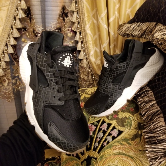 Nike Air Huarache Run Premium Women's Shoes - Picture 5 of 8